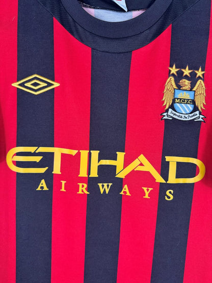 Écusson brodé Manchester City trois étoiles, logo Umbro et sponsor Etihad, maillot extérieur 2011-2012