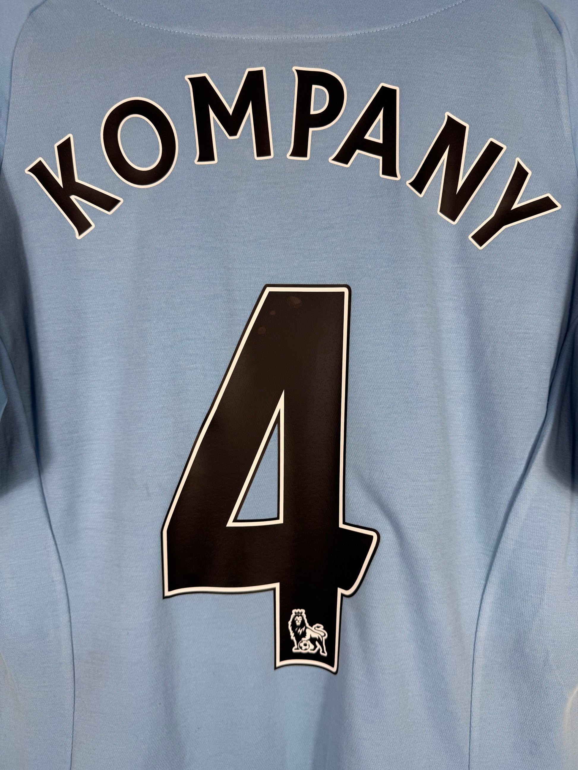 Typographie Premier League officielle du flocage Kompany N°4 sur maillot Manchester City 2012-2013
