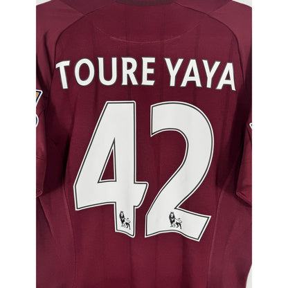 Détail de la typographie du flocage sur le numéro 42 de Yaya Touré