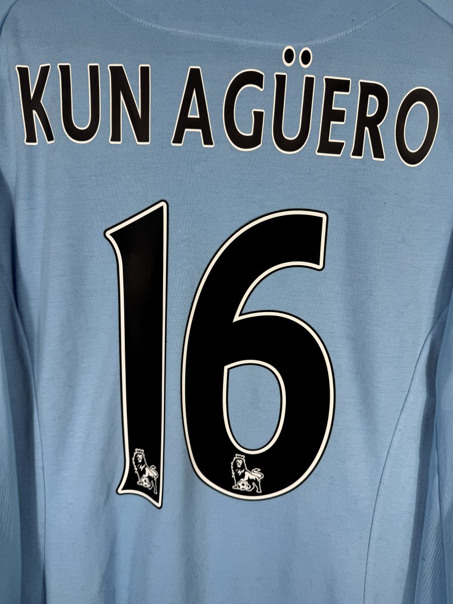 Détail flocage Kun Agüero 16 noir avec lion Premier League, maillot Manchester City domicile 2012-2013
