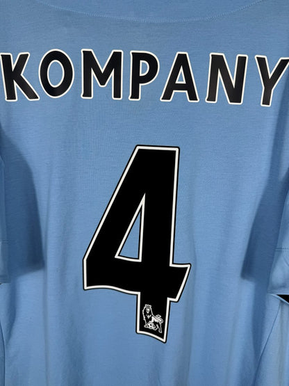 Détail du flocage noir Kompany 4 avec lion Premier League, maillot Manchester City domicile 2012-2013