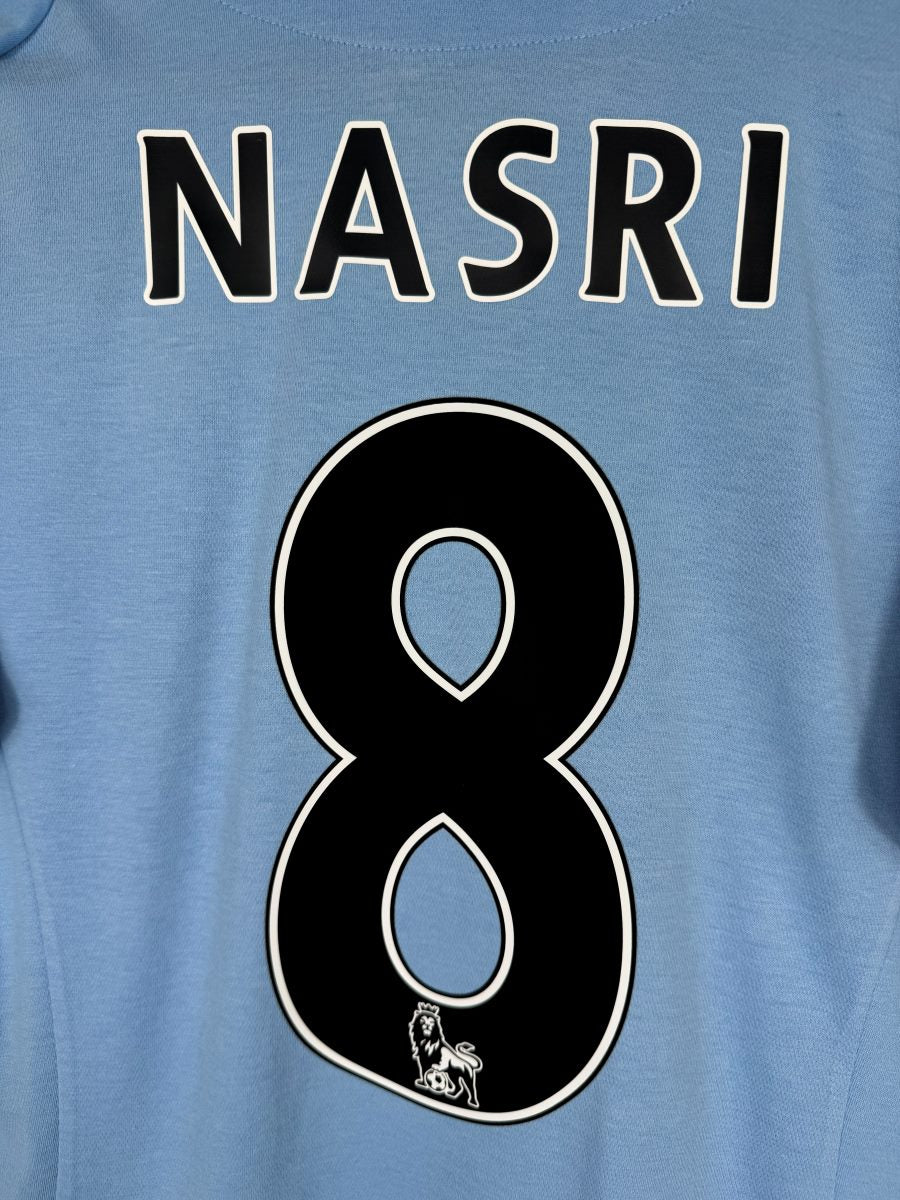 Détail du flocage Nasri 8 noir liseré blanc avec lion Premier League, maillot Manchester City 2012-2013