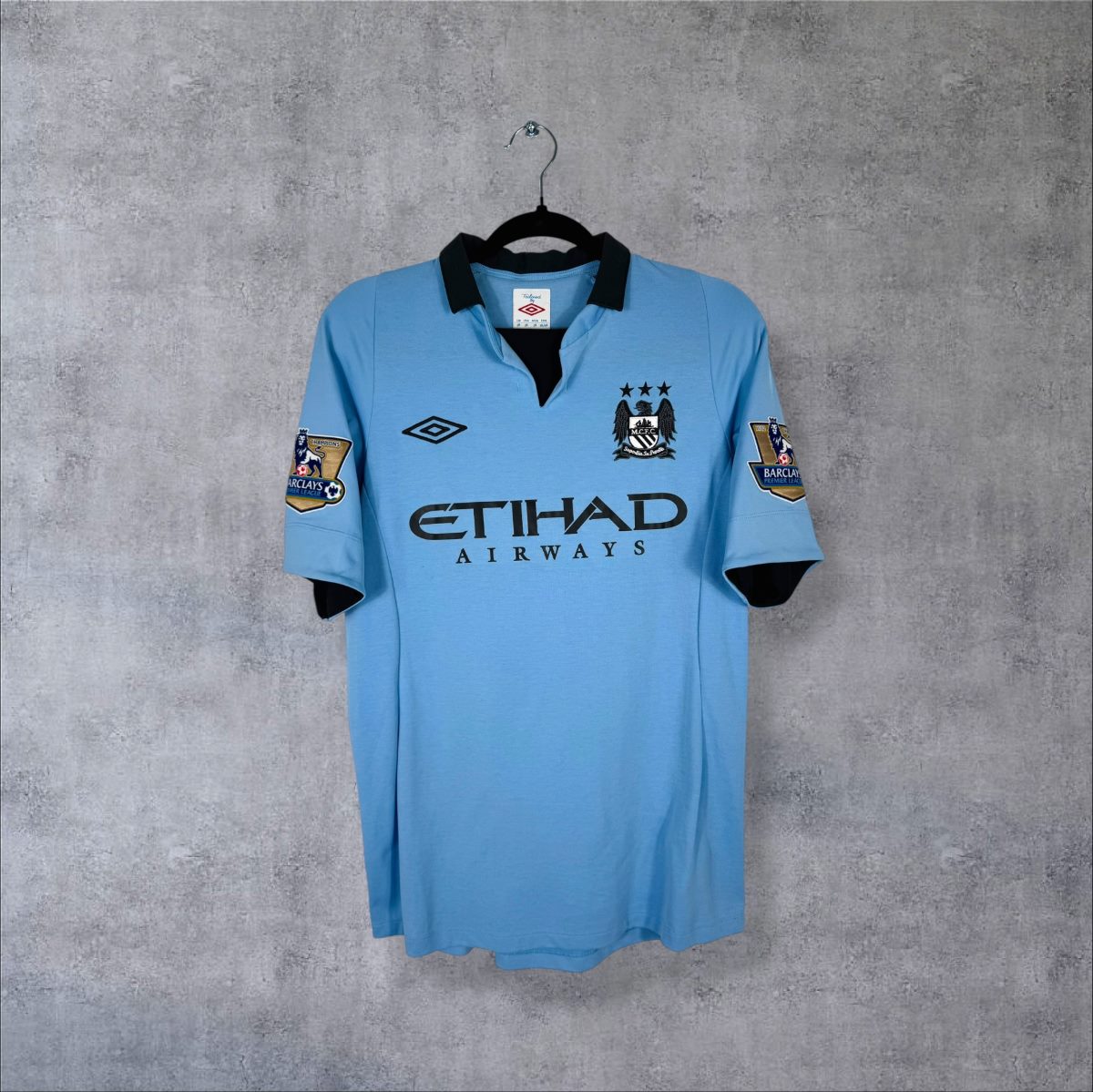 Maillot Manchester City 2012-2013 domicile de face, bleu ciel à col polo noir, sponsor Etihad Airways