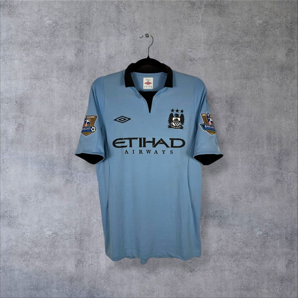 Maillot Manchester City 2012-2013 Domicile authentifié flocage Kompany N°4 taille M Umbro Etihad Airways