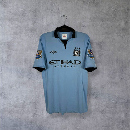 Maillot Manchester City 2012-2013 Domicile authentifié flocage Kompany N°4 taille M Umbro Etihad Airways