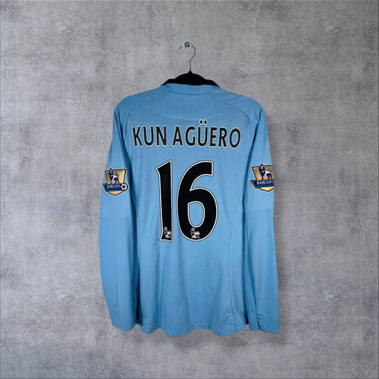 Maillot Manchester City 2012-2013 domicile manches longues Umbro, dos floqué Kun Agüero 16 et badges Premier League Champions