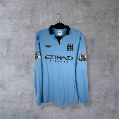 Maillot Manchester City domicile 2012-2013 manches longues bleu ciel de face, col polo et sponsor Etihad Airways