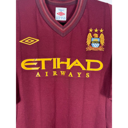 Détail de l'écusson de Manchester City et du logo Umbro