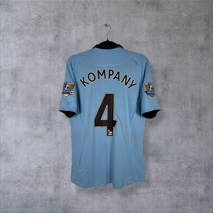 Dos du maillot Manchester City 2012-2013 avec flocage Kompany N°4 capitaine authentique