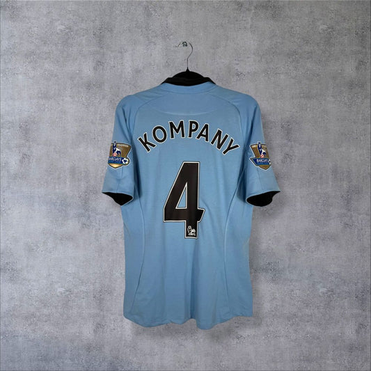 Dos du maillot Manchester City 2012-2013 avec flocage Kompany N°4 capitaine authentique