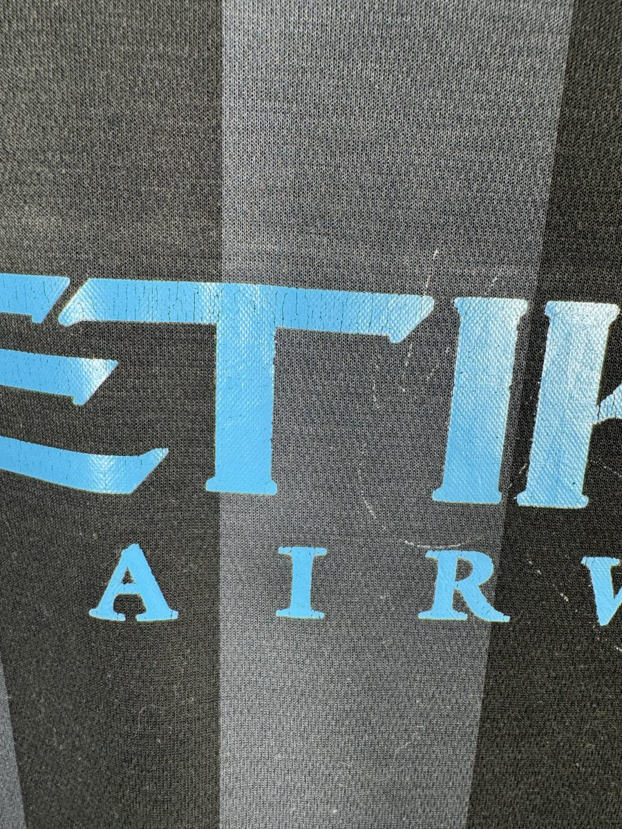 Légères craquelures sur la lettre E du sponsor Etihad, maillot Manchester City third 2012-2013