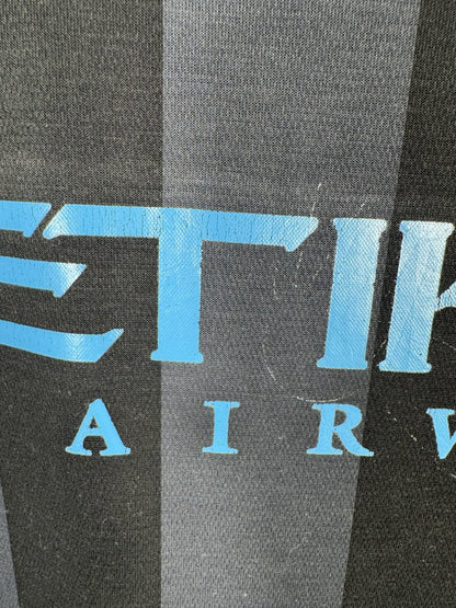 Légères craquelures sur la lettre E du sponsor Etihad, maillot Manchester City third 2012-2013