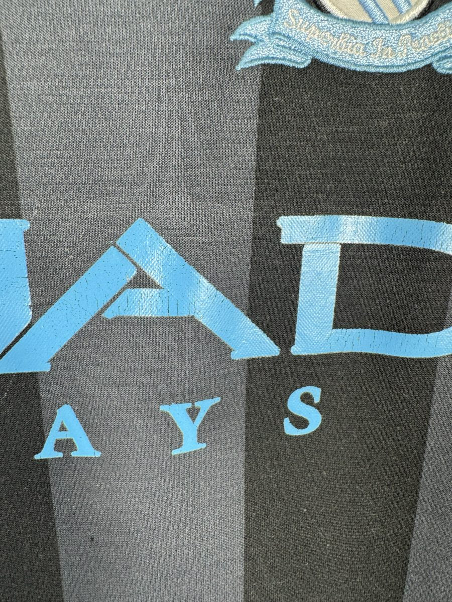 Légères craquelures sur les lettres AD du sponsor Etihad, maillot Manchester City third 2012-2013