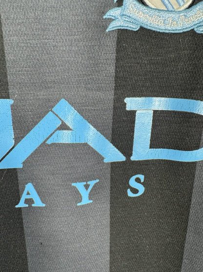 Légères craquelures sur les lettres AD du sponsor Etihad, maillot Manchester City third 2012-2013
