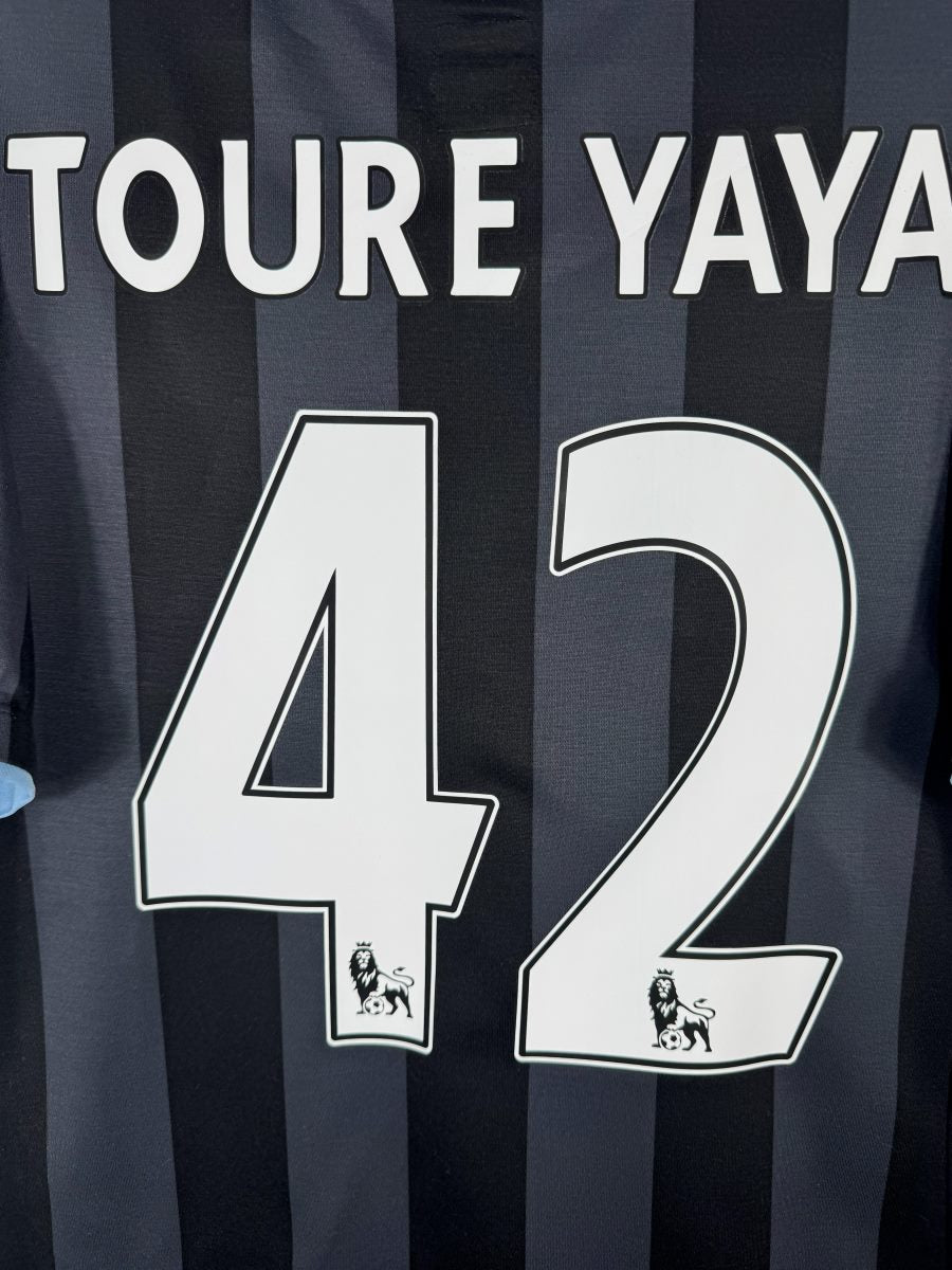 Détail du flocage blanc Toure Yaya 42 avec lion Premier League, maillot Manchester City 2012-2013