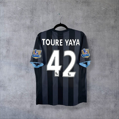 Dos du maillot Manchester City third 2012-2013 Umbro à rayures noires et grises, flocage Toure Yaya 42, badges champions sur les manches