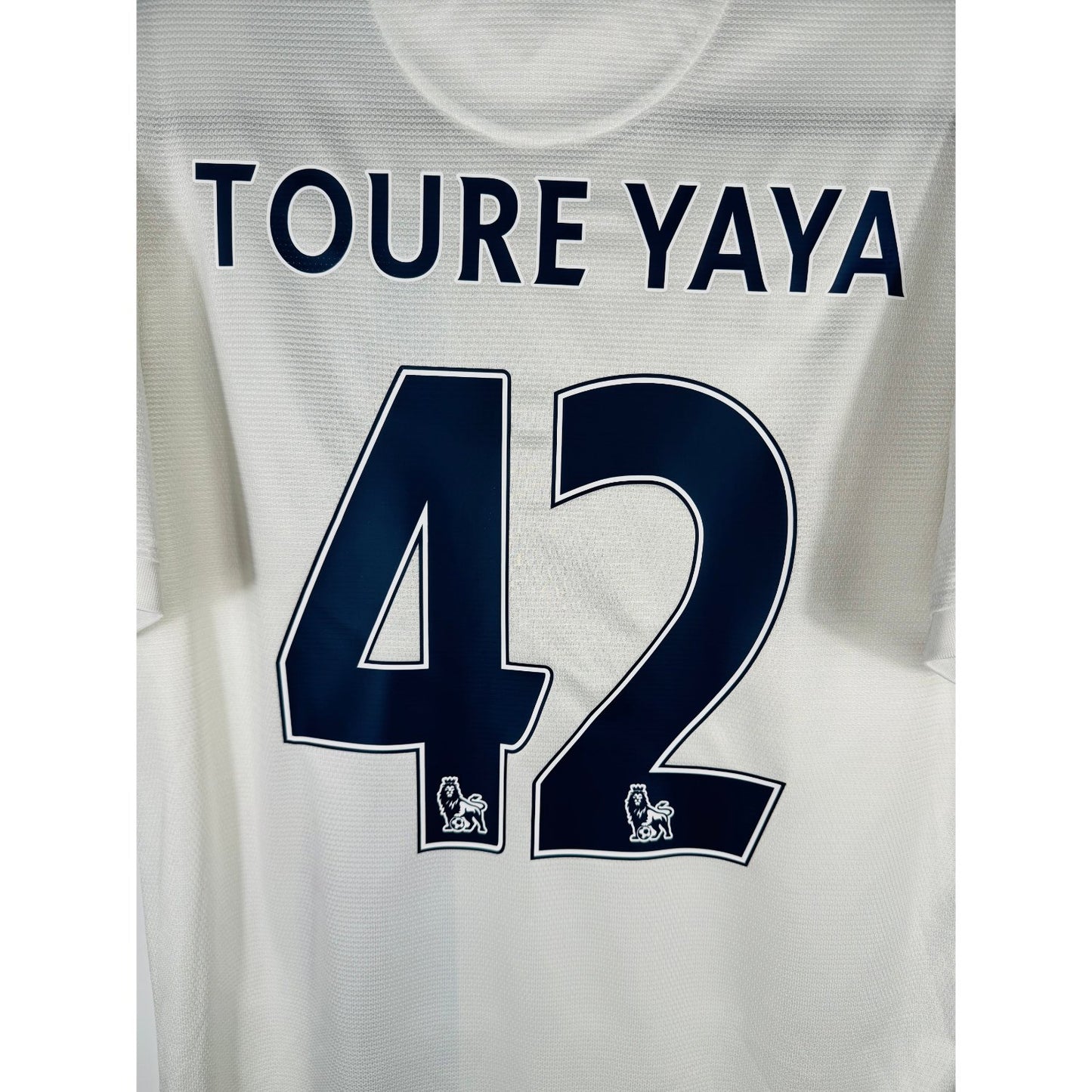 Détail de la typographie du flocage sur le numéro 42 de Yaya Touré