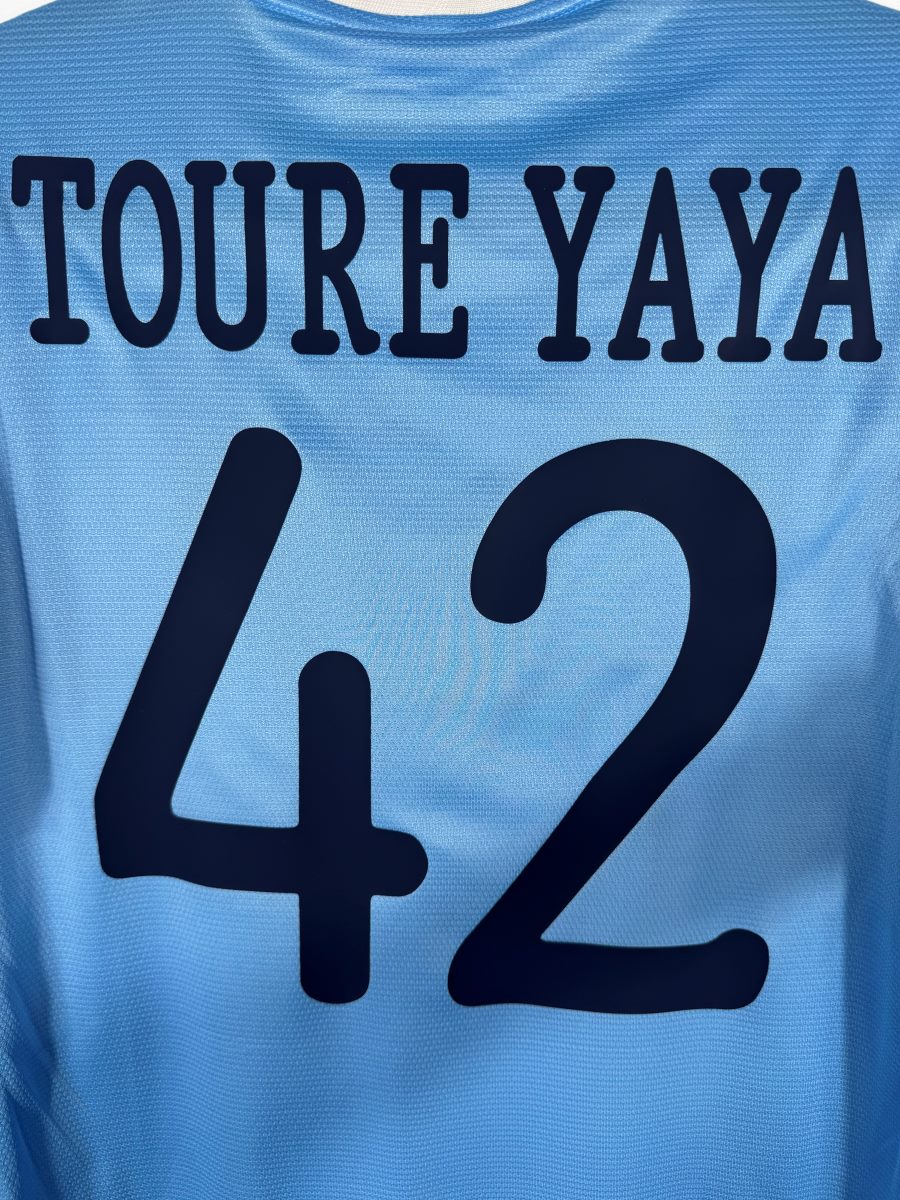 Détail du flocage bleu marine Toure Yaya 42, maillot Manchester City domicile 2013-2014