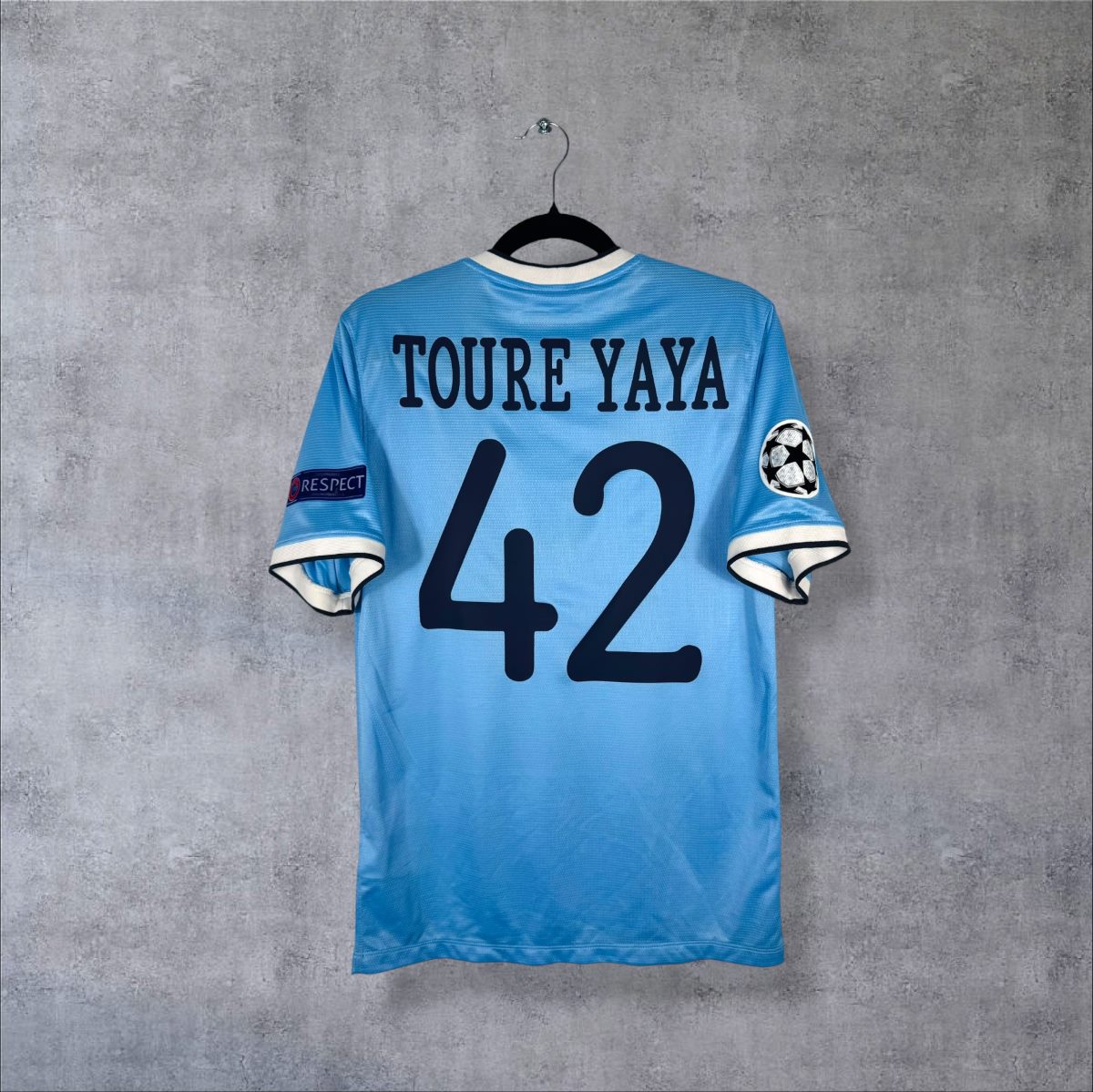 Dos du maillot Manchester City domicile 2013-2014 Nike bleu ciel, flocage Toure Yaya 42 bleu marine, badges Ligue des champions et Respect