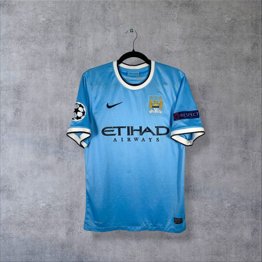 Maillot Manchester City 2013-2014 domicile de face, bleu ciel, col rond blanc et marine, sponsor Etihad Airways