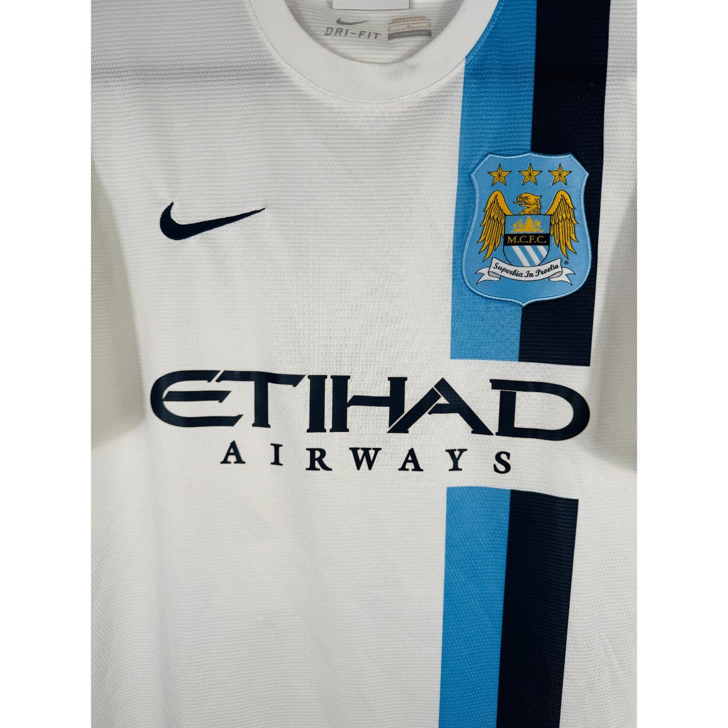 Détail de l'écusson de Manchester City et du logo Nike