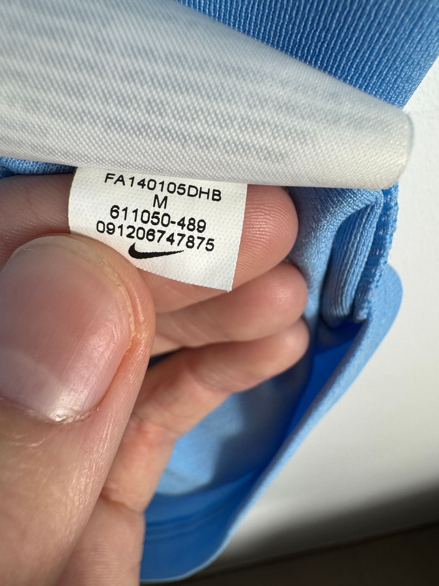 Étiquette d'authenticité avec code Nike 611050-489 prouvant l'originalité du maillot