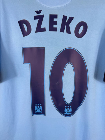 Détail de la typographie du flocage sur le numéro 10 d'Edin Dzeko