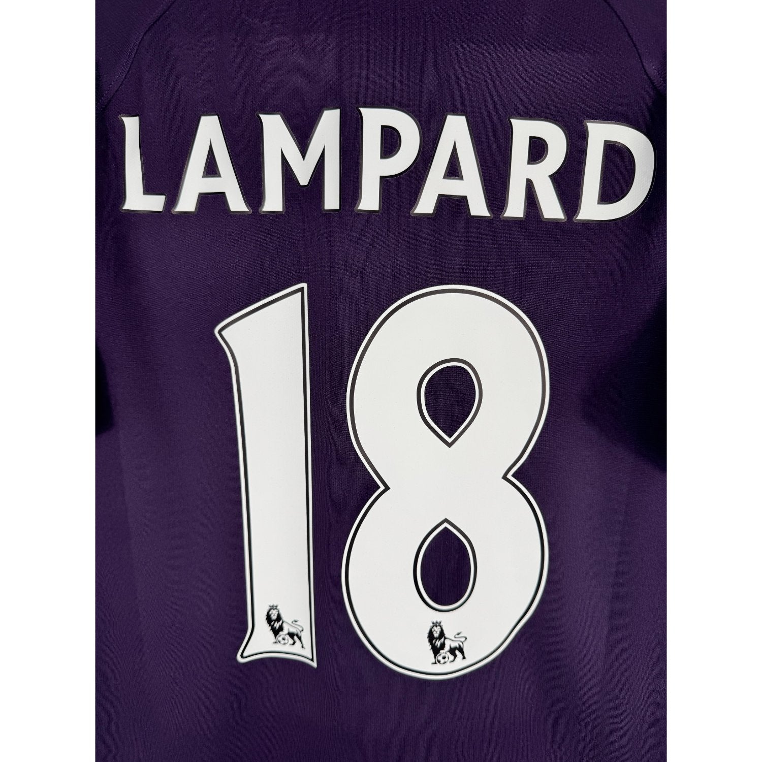 Détail de la typographie du flocage sur le numéro 18 de Frank Lampard