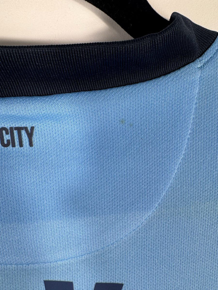 Défaut : micro traces sous le col au dos, maillot Manchester City domicile 2014-2015