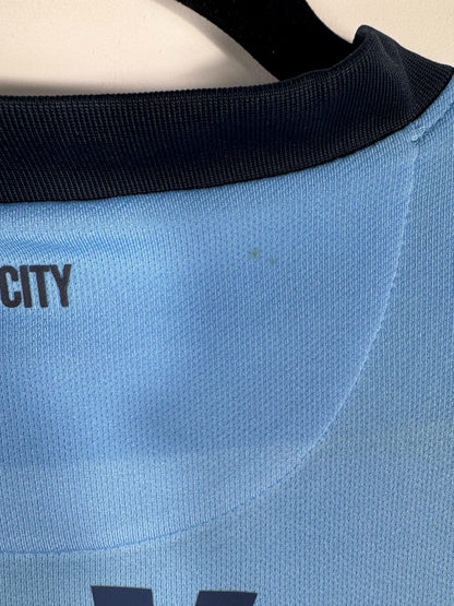 Défaut : micro traces sous le col au dos, maillot Manchester City domicile 2014-2015
