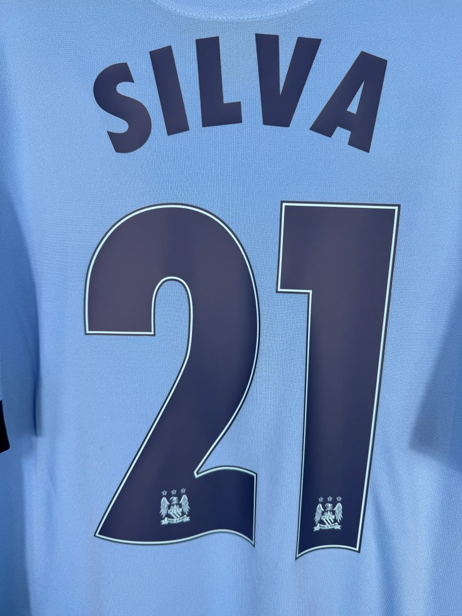 Détail flocage SILVA 21 bleu marine avec écusson du club dans les chiffres, maillot Manchester City 2014-2015