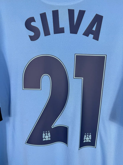 Détail flocage SILVA 21 bleu marine avec écusson du club dans les chiffres, maillot Manchester City 2014-2015