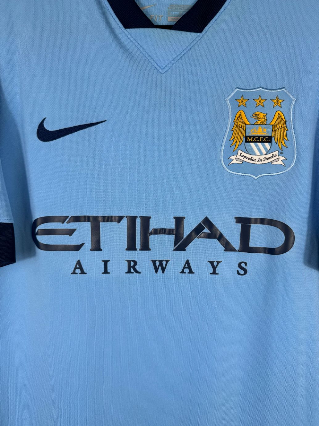 Détail de l'écusson de Manchester City et du logo Nike