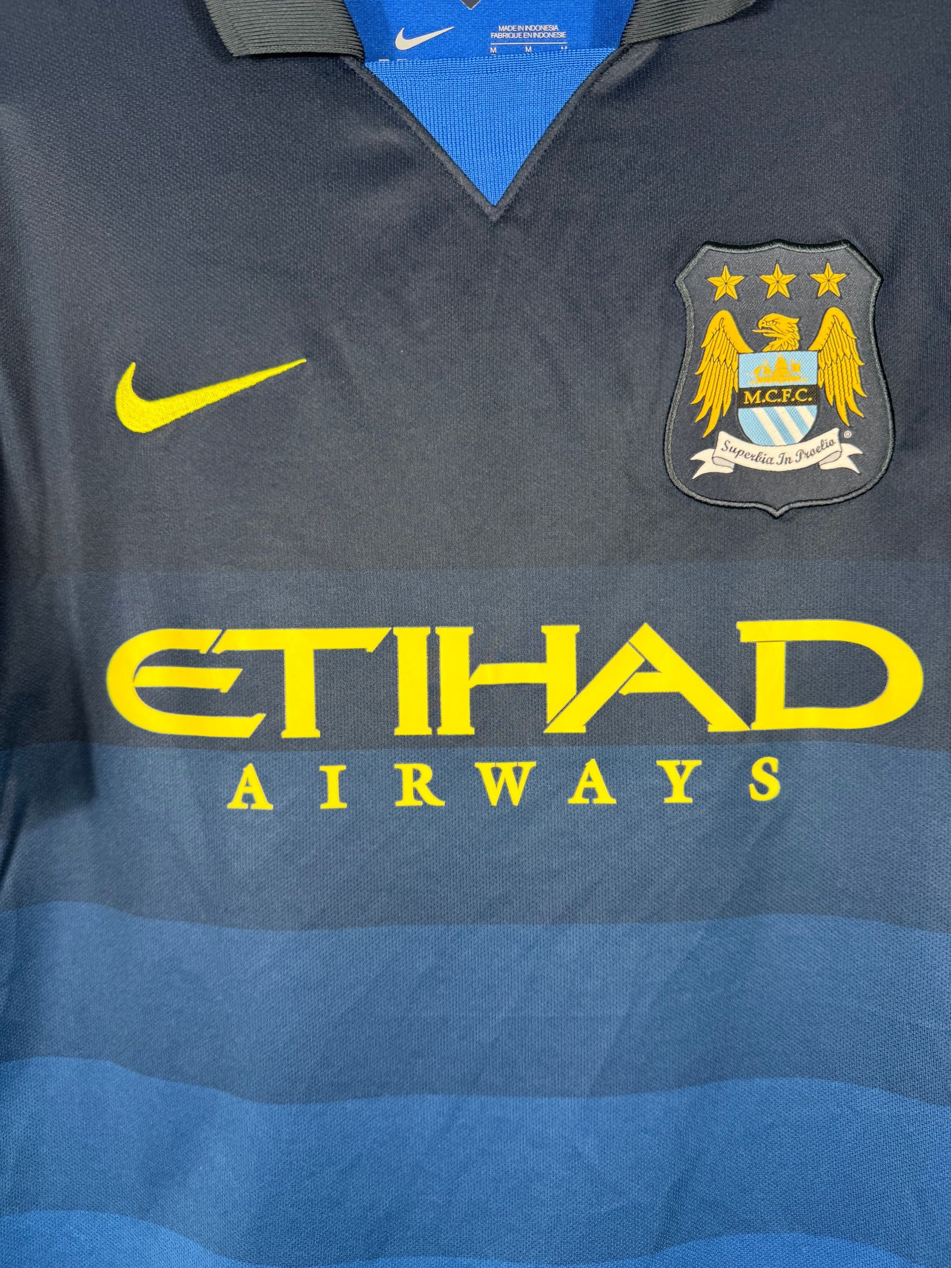 Détail de l'écusson de Manchester City et du logo Nike