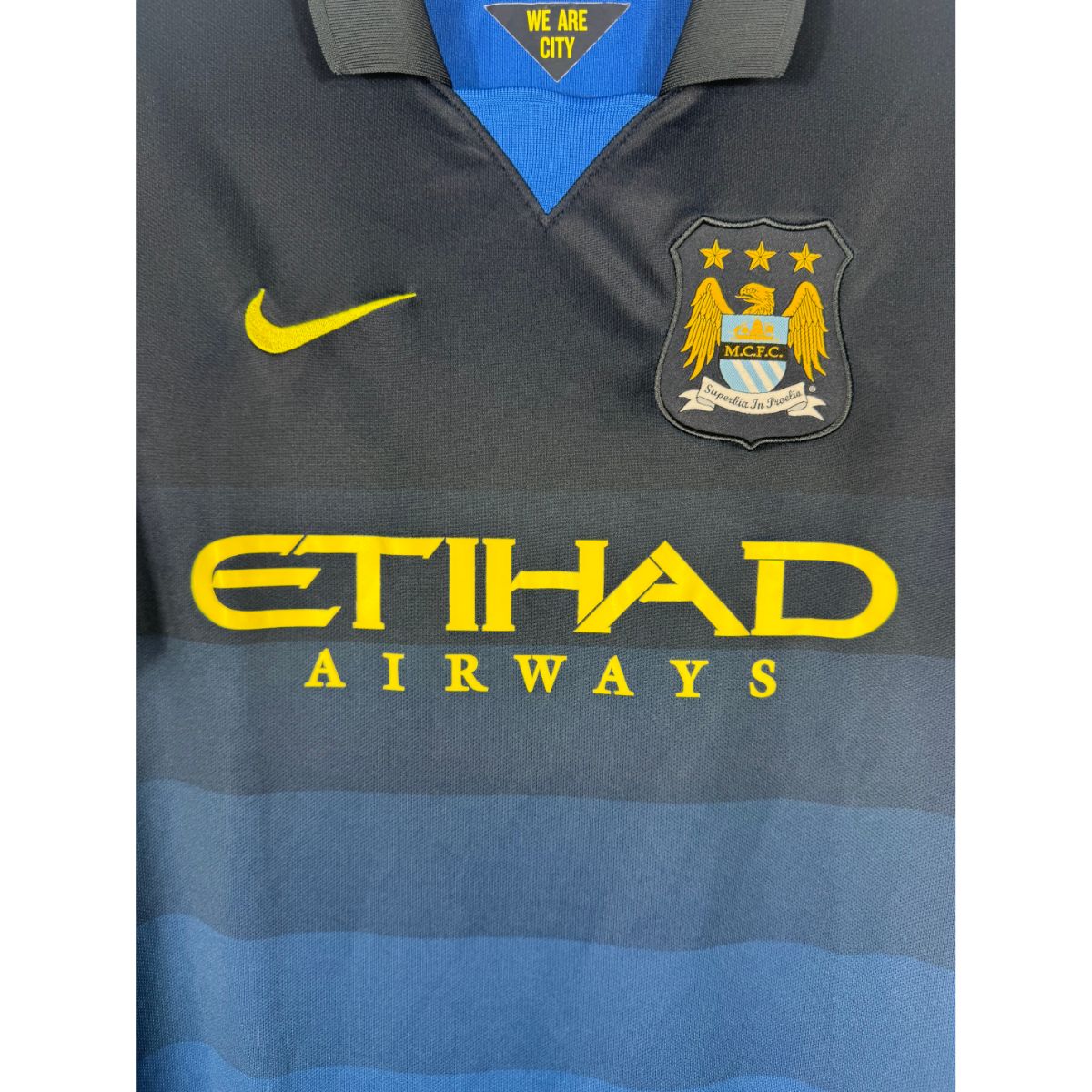 Détail de l'écusson de Manchester City et du logo Nike