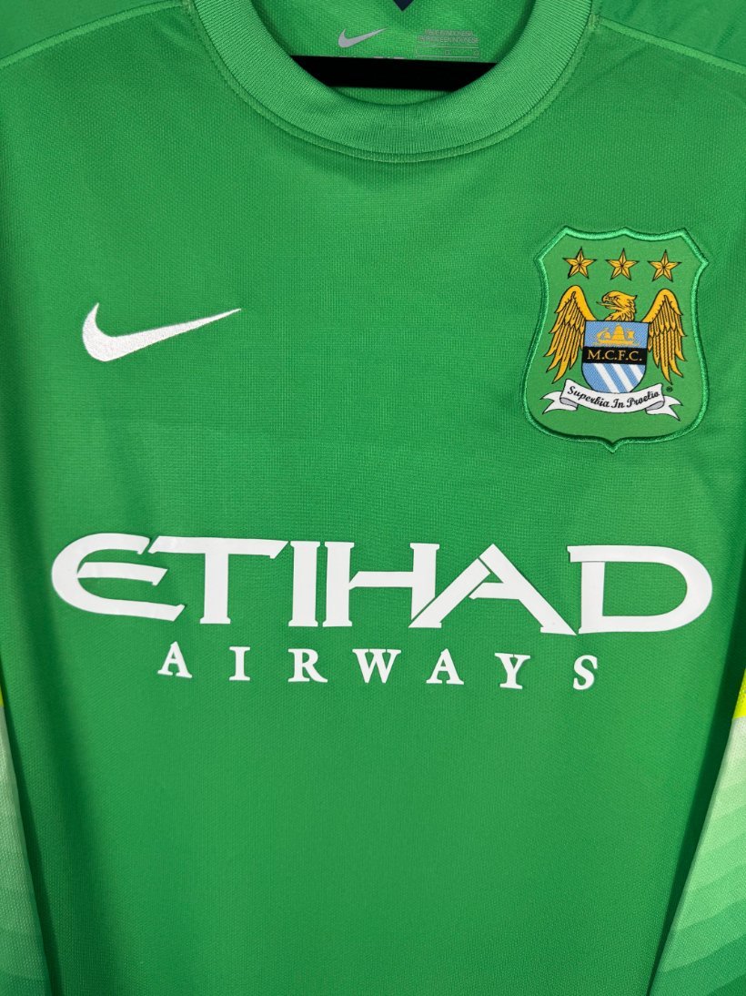Détail de l'écusson de Manchester City et du logo Nike