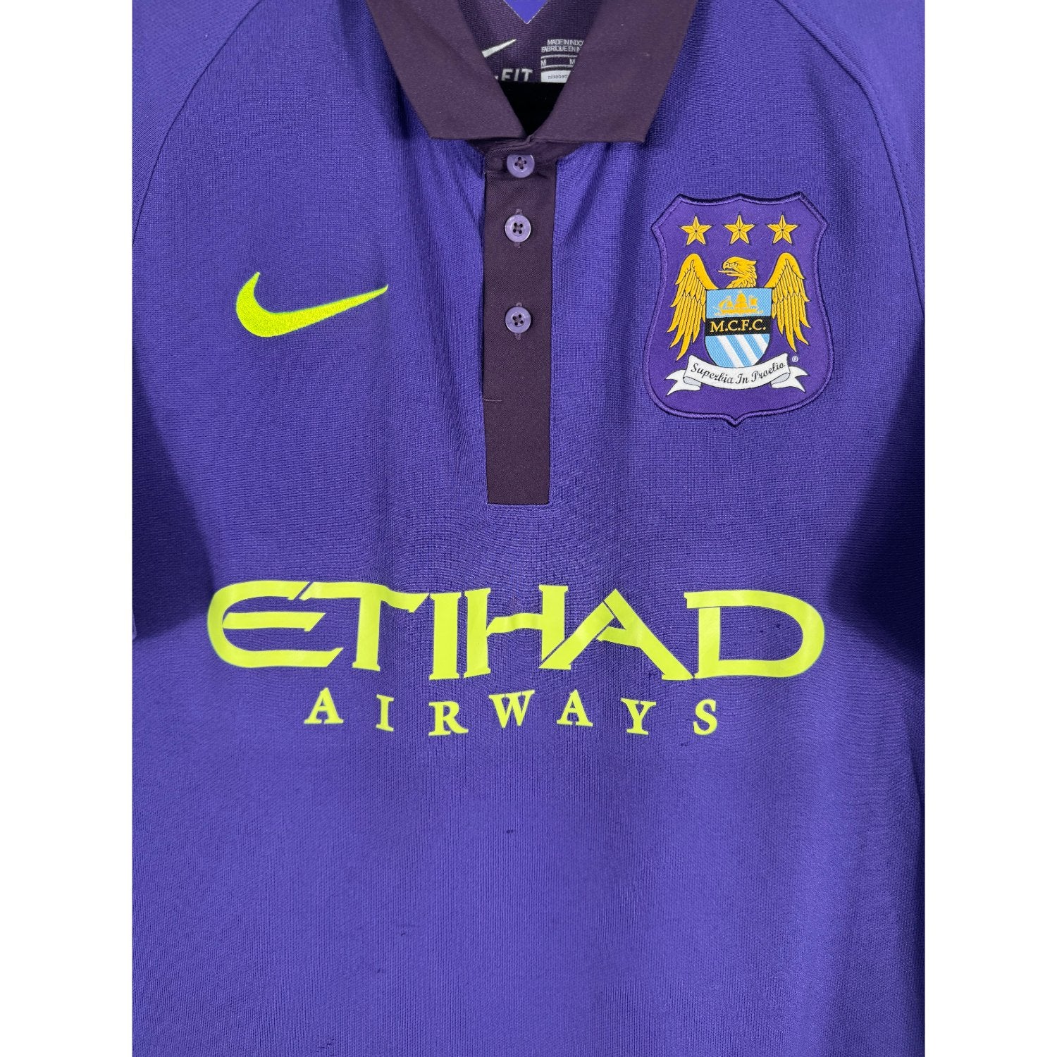 Détail de l'écusson de Manchester City et du logo Nike
