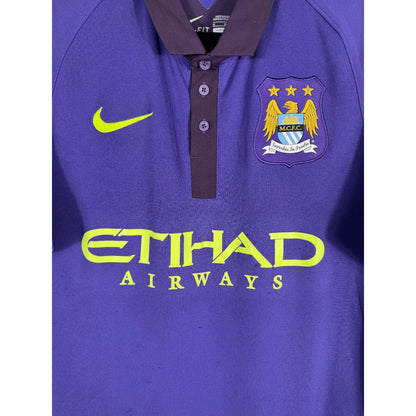Détail de l'écusson de Manchester City et du logo Nike