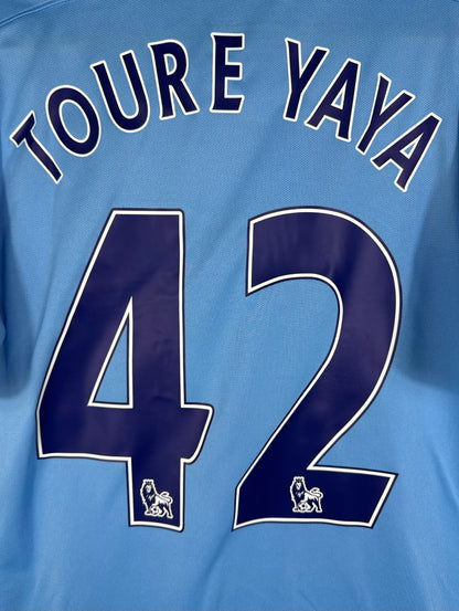 Détail du flocage vintage Premier League avec le lion sur le numéro 42 de Yaya Touré