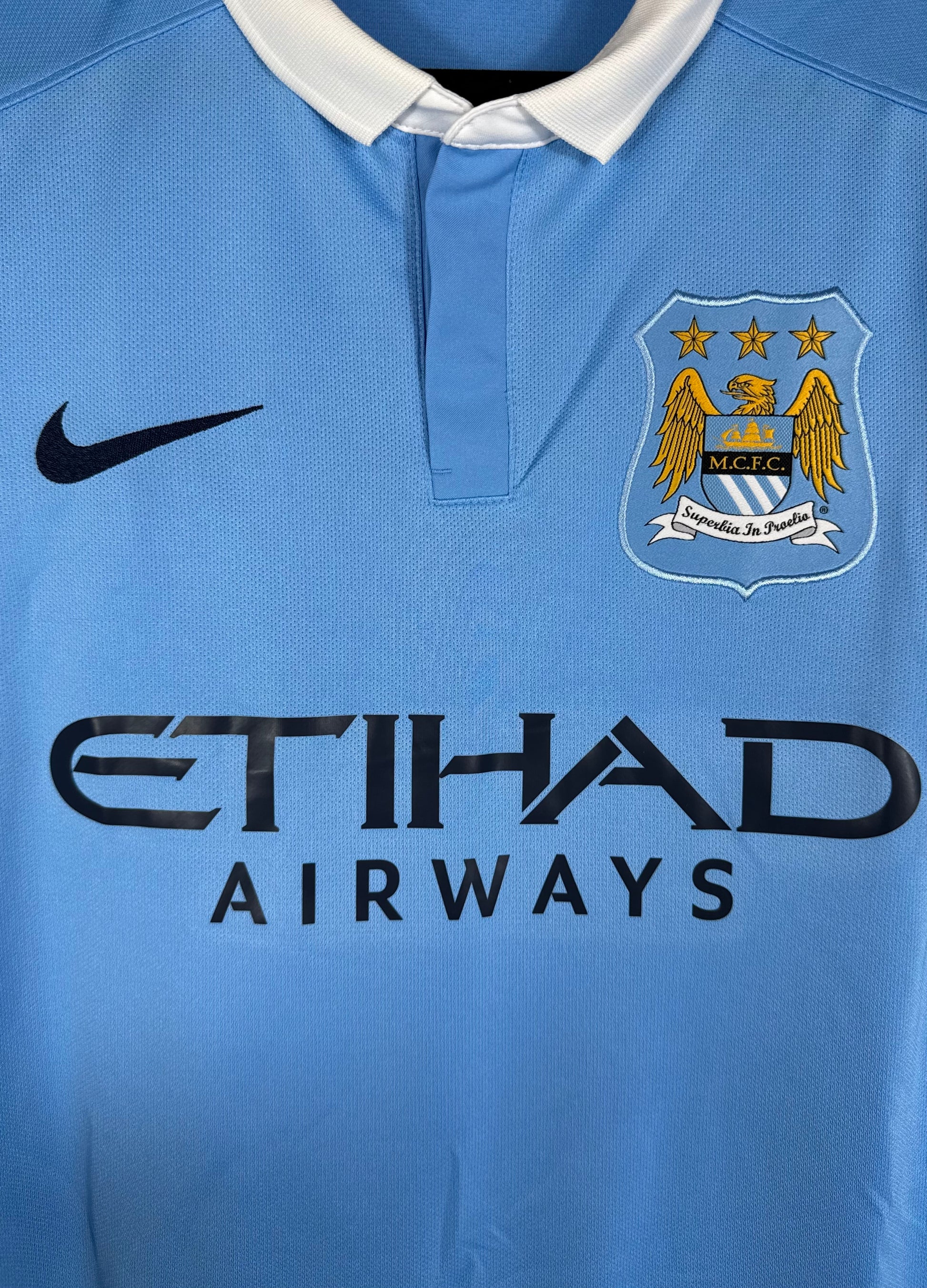 Détail de l'écusson de Manchester City et du logo brodé Nike 2015