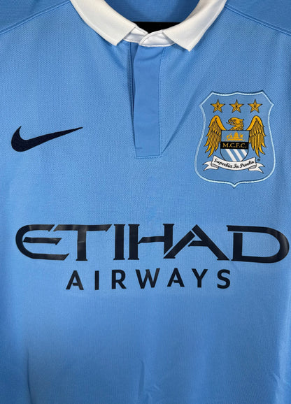Détail de l'écusson de Manchester City et du logo brodé Nike 2015