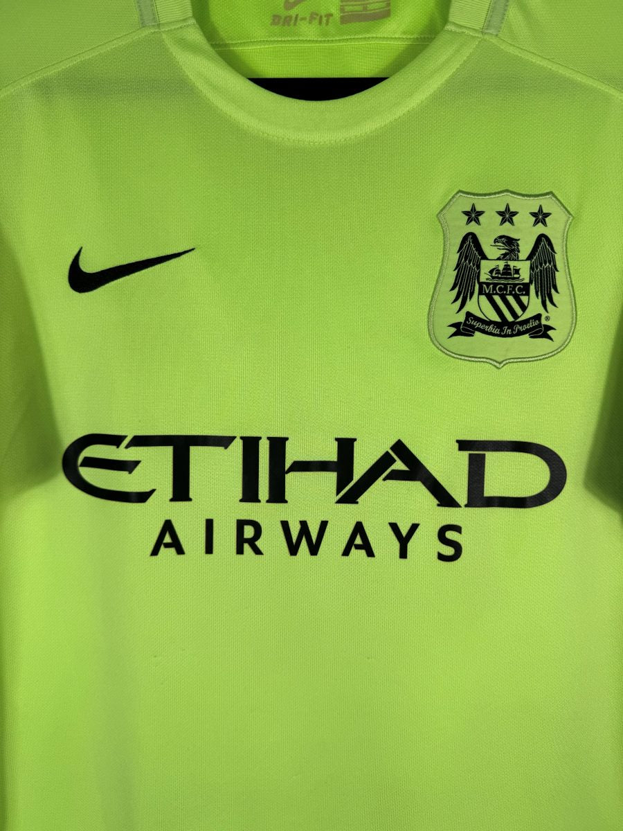 Détail de l'ancien écusson MCFC brodé et du sponsor Etihad sur le third City 2015-2016