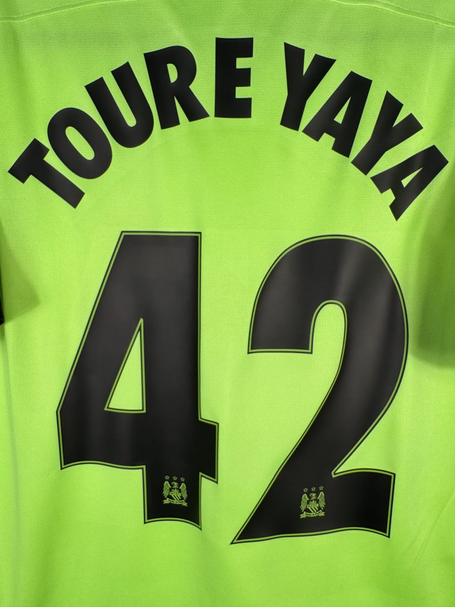 Zoom sur le flocage Toure Yaya numéro 42 avec les écussons MCFC intégrés, City 2015-2016