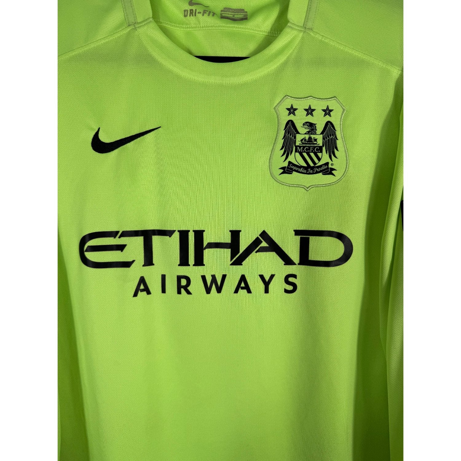 Détail écusson Manchester City, swoosh Nike et sponsor Etihad Airways sur maillot third volt 2015-2016