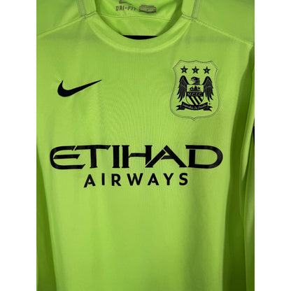 Détail écusson Manchester City, swoosh Nike et sponsor Etihad Airways sur maillot third volt 2015-2016