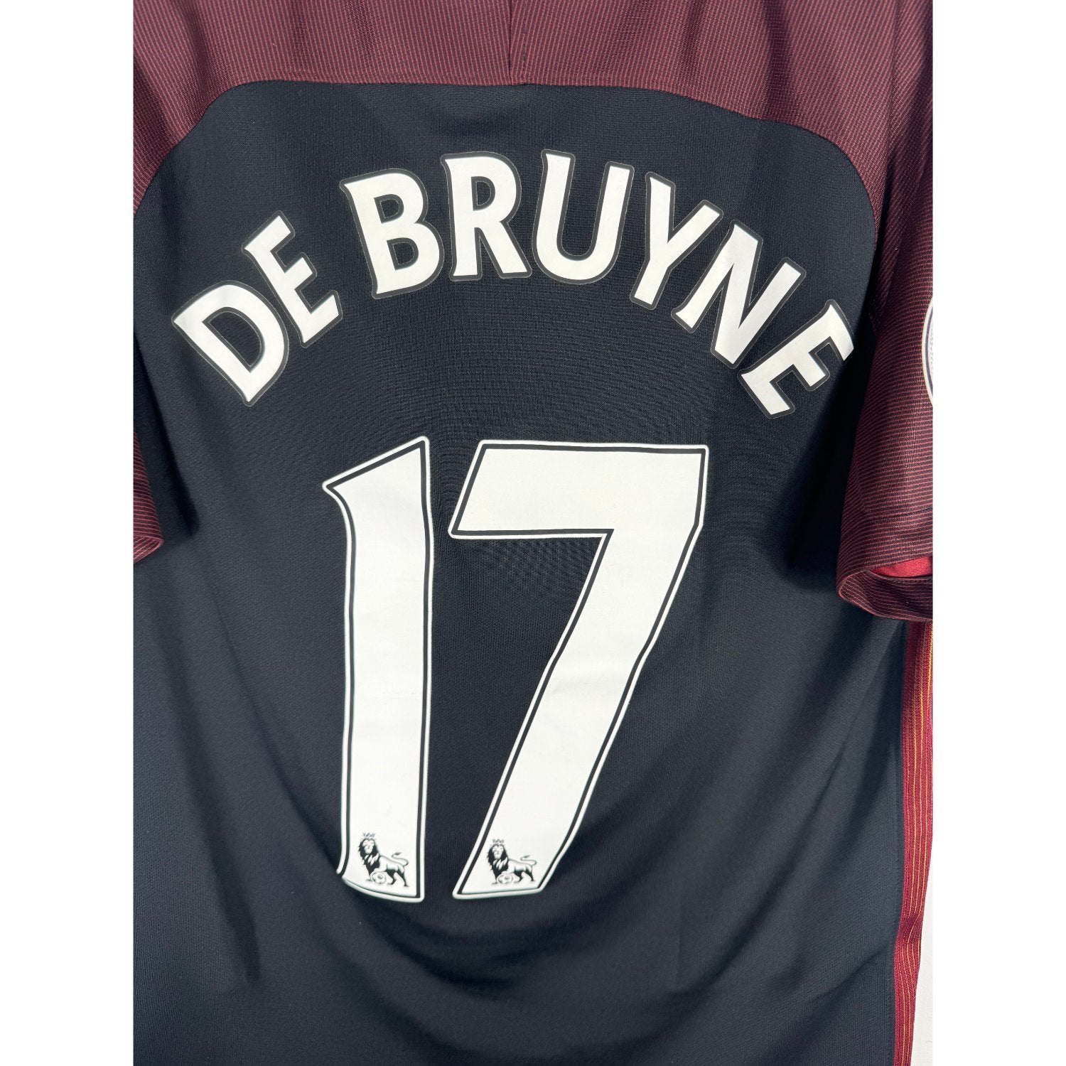 Détail de la typographie du flocage d'origine sur le numéro 17 de Kevin De Bruyne