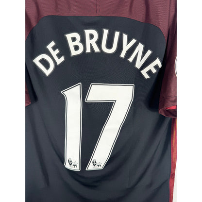 Détail de la typographie du flocage d'origine sur le numéro 17 de Kevin De Bruyne