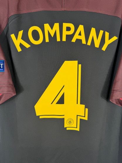 Détail de la typographie du flocage sur le numéro 4 de Vincent Kompany