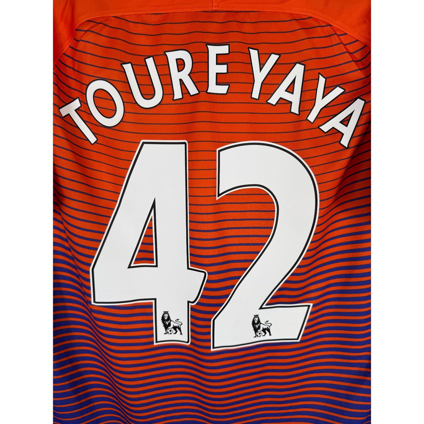 Détail de la typographie du flocage sur le numéro 42 de Yaya Touré