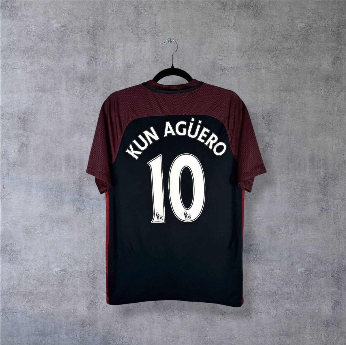 Maillot Manchester City 2016-2017 extérieur bleu nuit et bordeaux, dos floqué Kun Agüero 10